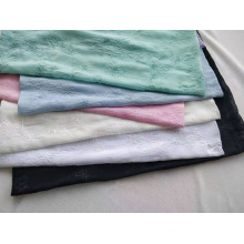 Tissu plissé en mousseline de soie 100 % polyester